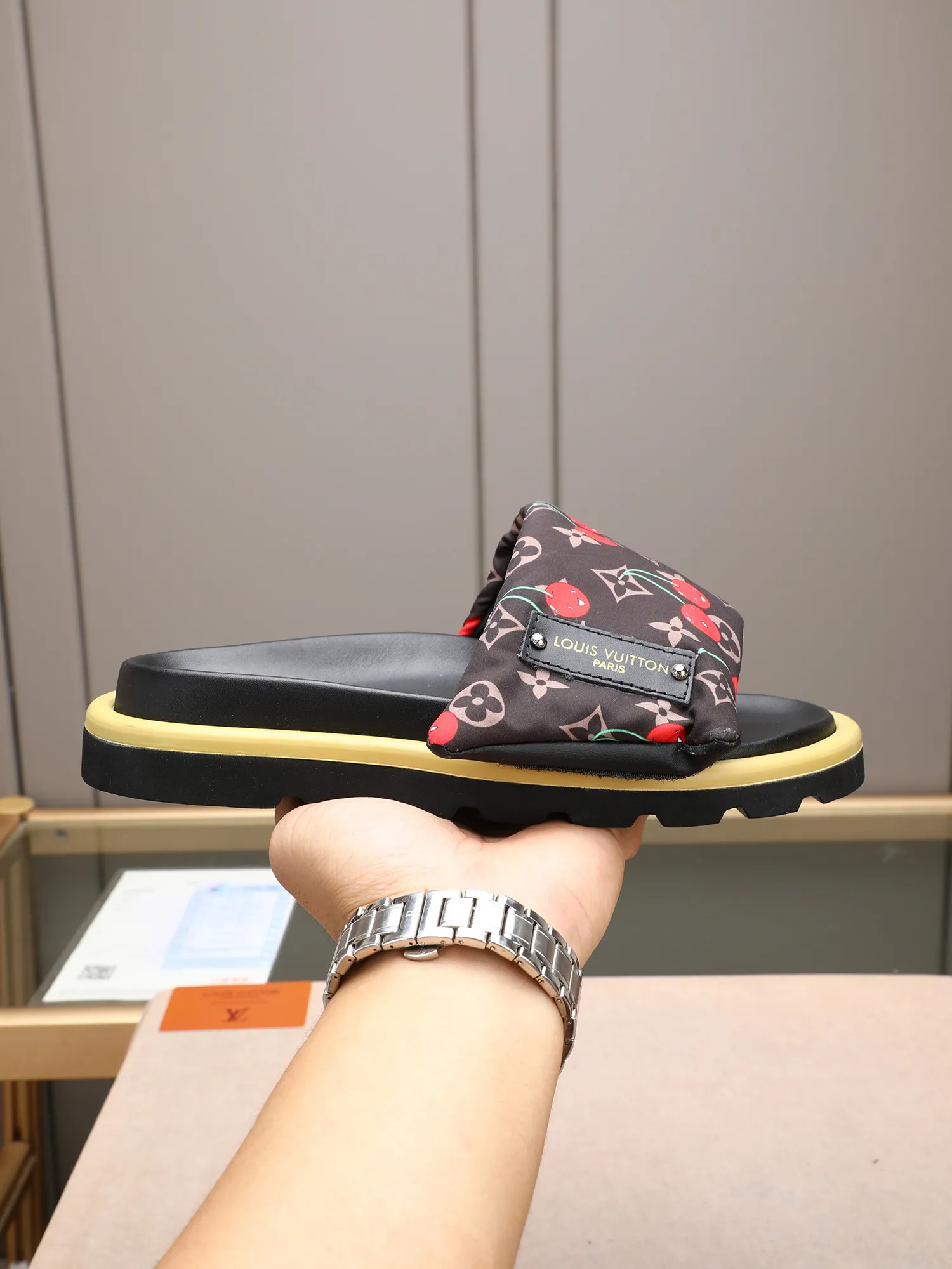 PP360 [LOUIS VUITTON] Louis Vuitton, LV printing, men's and women's slippers are on the market. The drawer box packaging comes with a cloth bag and a card. The upper pattern looks very soft and waxy, and it is a super versatile leg slimming tool. Fabric: imported denim/canvas/old fabric, LV hardware LOGO, official website pattern printing, comfortable to wear, feet: high-elastic PU water table. Sole: foam sole, heel height: about 5cm. Code number: 35-46, 35, 45, 46 are custom-made and non-returnable. Color: multiple colors and styles available.
